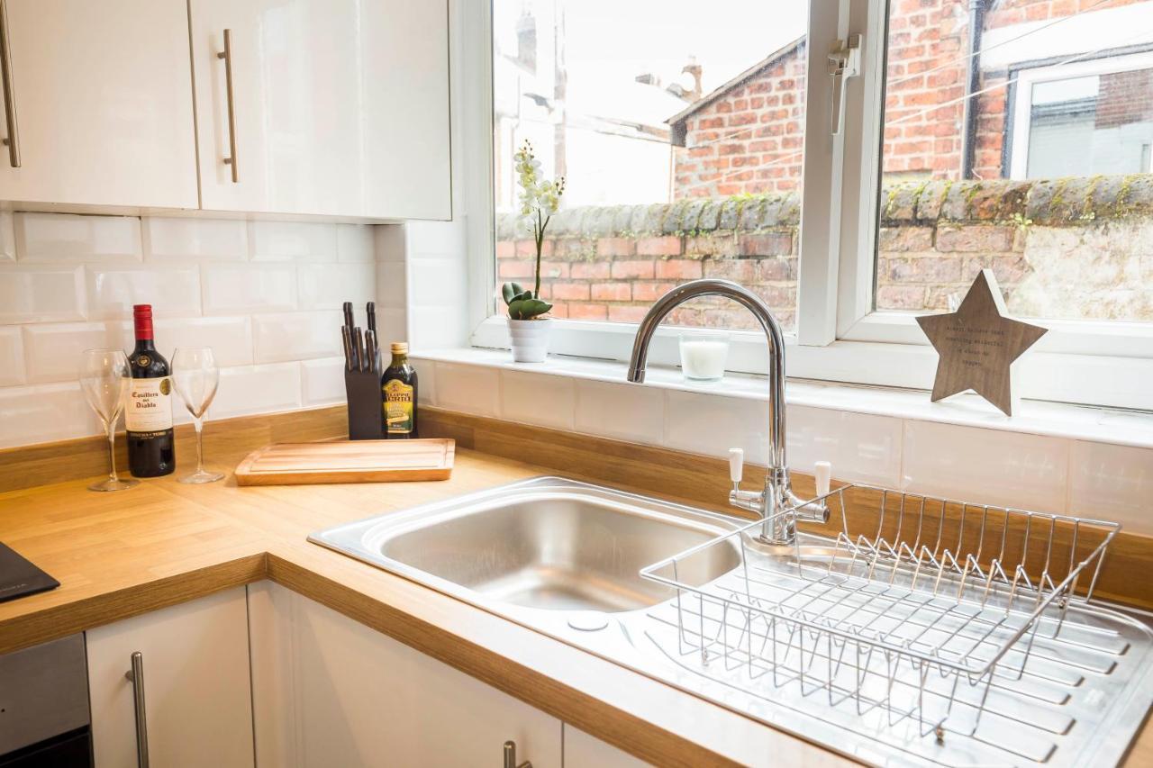 Spacious, Modern 4 Bed House Close To City Centre 체스터 외부 사진